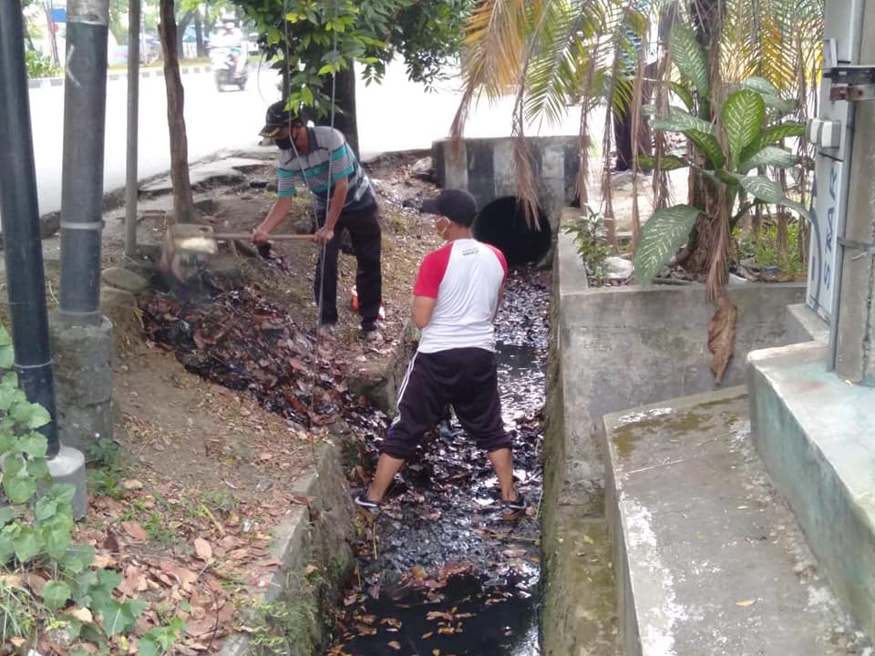 Bapak Camat Medan Johor Zulfakhri Ahmadi S.Sos pimpin aksi pembersihan dan pengorekan parit dalam Rangka Mencegah Banjir 